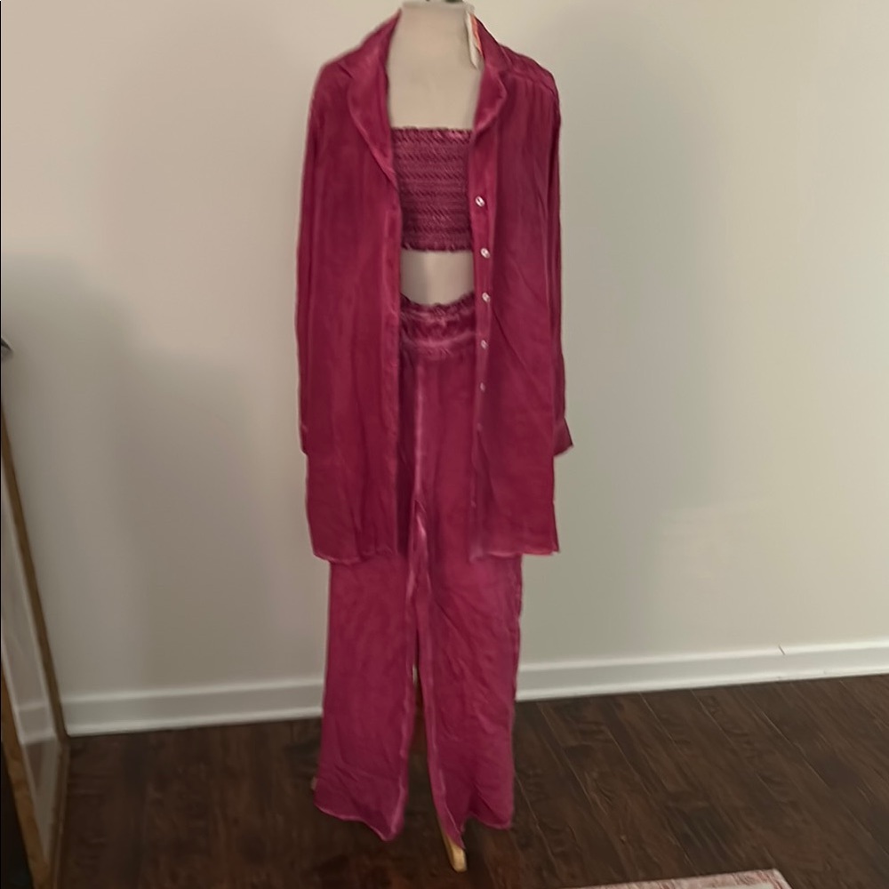 Three piece tie dye Anthropologie pants outfit.